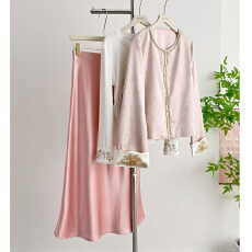 批发新中式高级气质缎面提花盘扣短外套2026春季新款国风时尚减龄上衣