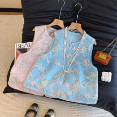 批发实拍亮片刺绣粉色新中式马甲女春2026高级感波浪边气质国风马夹