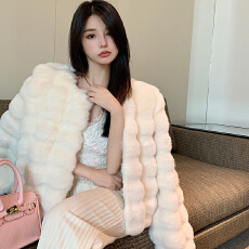批发实拍<b class='q'>冬</b>季洋气女孩环保仿皮草外套短款加厚仿獭兔毛高级感毛毛外套