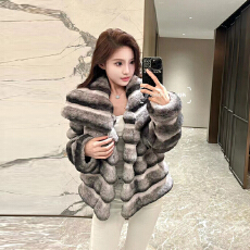 批发秋冬款大翻领厚实条纹拼色环保兔毛时髦贵气毛毛短款外套