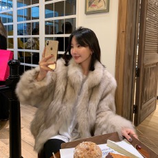 批发冬季<b class='q'>韩版</b>皮草“C位千金”新款时髦芬兰进口整皮仿狐狸毛皮草外套