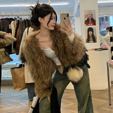 批发环保狐狸毛皮草<b class='q'>外套</b>女冬新款超短款宽松年轻水貂毛绒貉子毛毛大衣