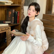 批发韩版<b class='q'>新款</b>仿狐狸毛皮草马甲女冬季环保毛毛马甲年轻版染毛尖外套