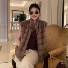 批发小个子新款中古风立领仿貂皮马甲女冬季气质无袖毛毛拉链皮草外套