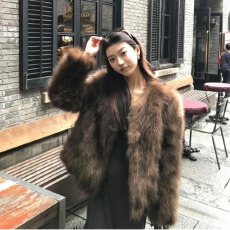 批发“黑绒千金”<b class='q'>海宁</b>年轻新款短款皮毛一体环保狐狸毛<b class='q'>皮草</b>仿毛毛外套