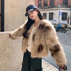 批发海宁冬季仿皮草新款环保<b class='q'>狐狸毛</b>女短款维多利亚时尚毛毛V领外套