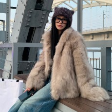 批发环保狐狸毛<b class='q'>皮草</b>“C位千金”冬季新款时髦芬兰进口仿狐狸毛<b class='q'>外套</b>女