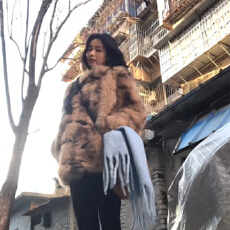 批发环保毛毛外套女冬季新款爆款独特漂亮翻领仿狐狸毛毛牛角扣大衣