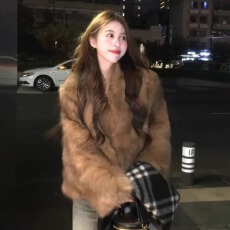 批发复古棕色环保<b class='q'>皮草</b>女冬季新款高级感时尚洋气百搭显瘦狐狸毛毛外套