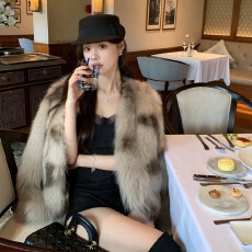 批发韩版<b class='q'>冬</b>季设计感环保狐狸毛皮草外套女轻奢时髦撞色新款仿毛毛外套