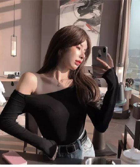 새로운 오프숄더 긴팔 티셔츠 여성 2026 봄 새로운 섹시함 핫걸 몸매 가꾸기 슬림해 보이는 오프숄더 Chic 맨위