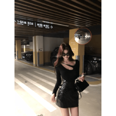 批发有货直接拿纯欲辣妹镂空露锁骨<b class='q'>T</b><b class='q'>恤</b>收腰显瘦设计感短皮<b class='q'>裙</b>套装