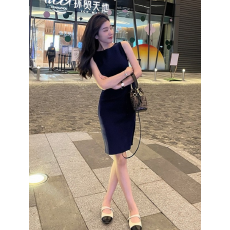 批发已到货 2026<b class='q'>夏季</b>修身无袖背心针织别致外穿显瘦包臀连衣裙女