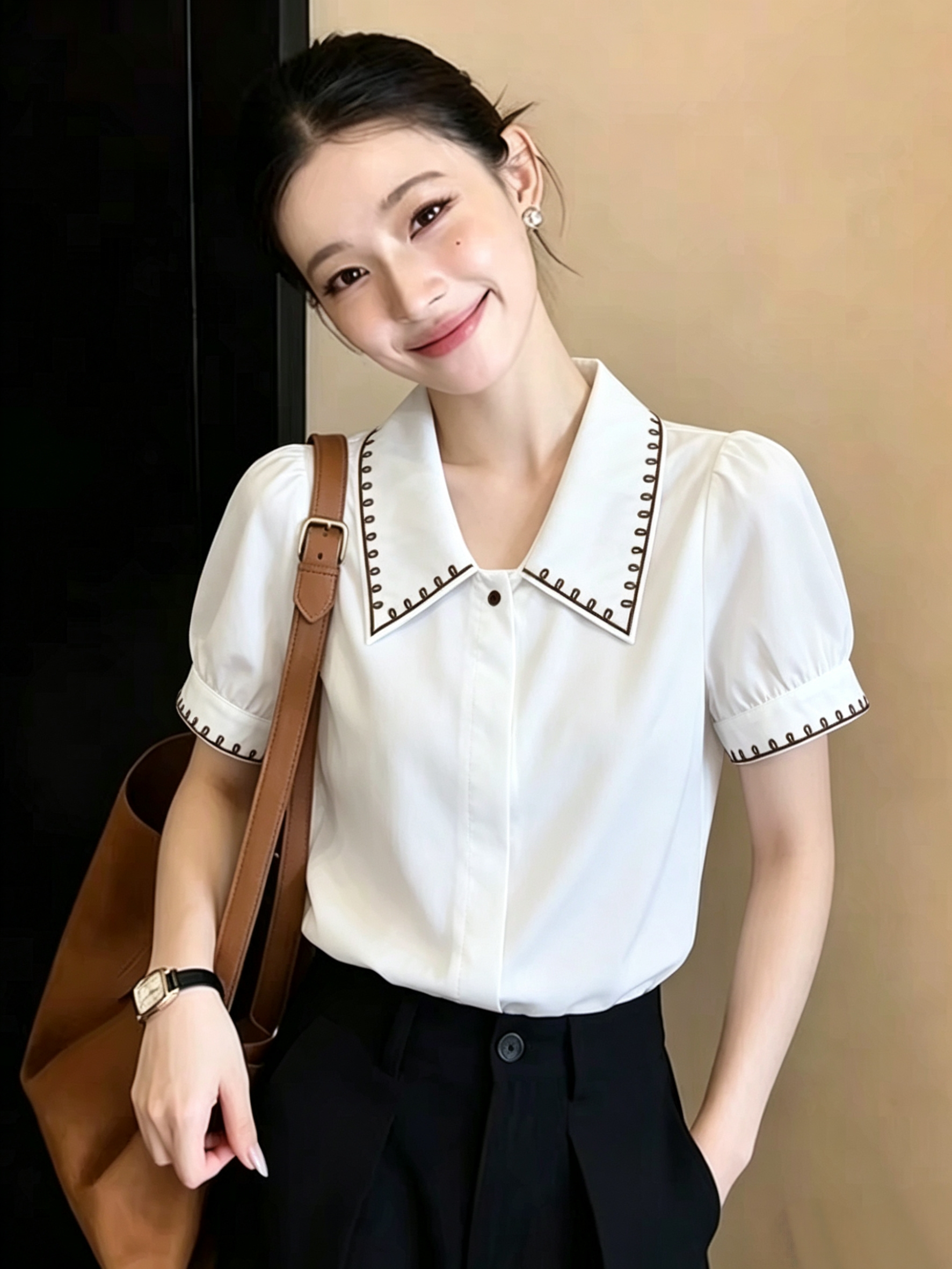 재고 있음 화이트 반팔 여성 셔츠 2026 여름 출퇴근 레트로 폴로 칼라 프랑스식 자수 셔츠 맨위