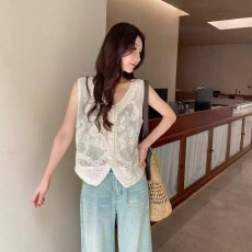 批发高级感刺绣镂空V领无袖蕾丝背心<b class='q'>马甲女</b>2026夏季新款宽松叠穿上衣