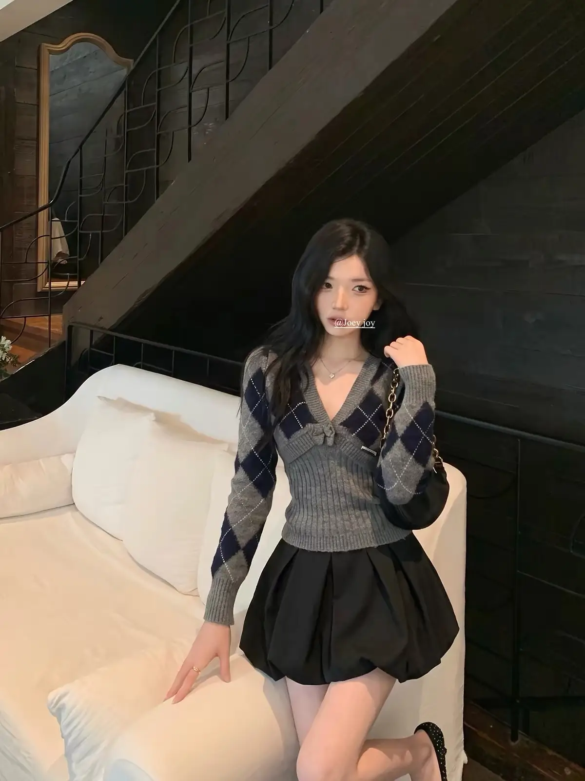 V넥 다이아몬드 패턴 니트