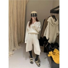 批发巨好看的时尚穿搭针织套装女早秋松弛感V领打底毛衣<b class='q'>七分</b>裤两件套