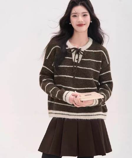 한 스타일 스트라이프 니트 스웨터 여성 가을 겨울 2026 년 새로운 싸움 색상 시스템 개방형 칼라 가을 겨울 고급 센스 배색 스웨터