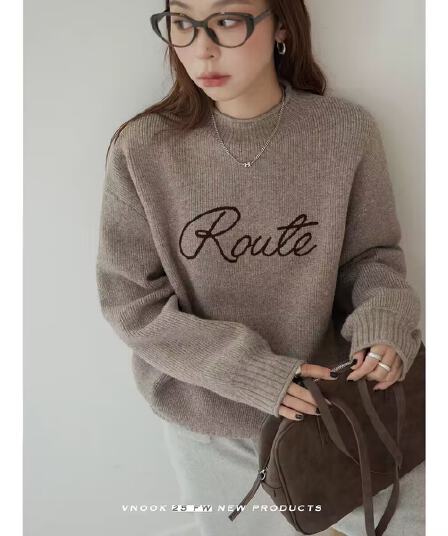 작은 터틀넥 볼륨 측면 자수 스웨터 여자 가을 겨울 2026 새로운 라운드 넥 느긋한 바람 외출용 풀오버 맨위