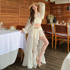 批发绝美度假风仙女蕾丝拼接喇叭袖白色上衣刺绣不规则飘逸半身裙套装