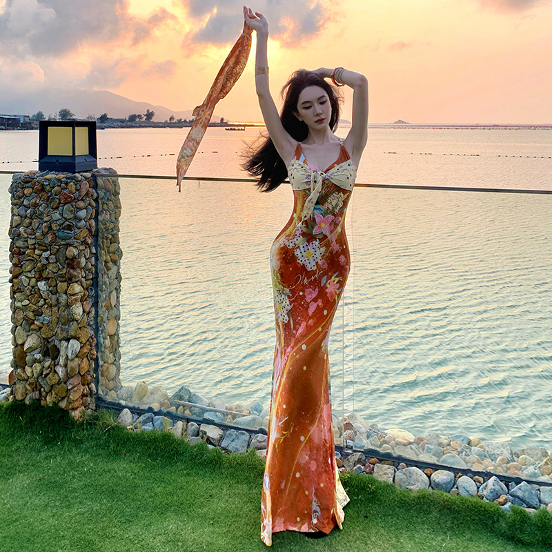 휴가 바람 작은 대중 프린트 슬립 여성 드레스 여름 2026 새로운 핫걸 V넥 레이스업 패치워크 타이트 스커트