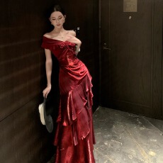 批发法式高级感复古风<b class='q'>一字肩</b>酒红色连衣裙荷叶边收腰礼服裙时尚晚宴风