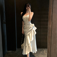 批发法式缎面吊带裙气质白色连衣裙女<b class='q'>新款</b>夏装优雅不规则鱼尾长裙礼服