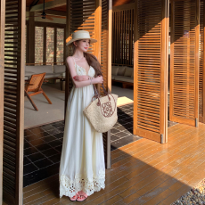 批发新款春夏女士露后背吊带无袖镂空刺绣大摆亚麻净色连衣长<b class='q'>裙</b>