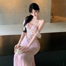 批发法式浪漫风一字肩碎花<b class='q'>连衣裙</b>女夏季度假风修身包臀鱼尾裙套装甜美