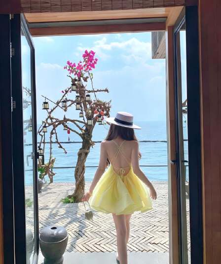 프랑스식 휴가 섬 바람 V넥 느긋한 분위기 센스 퍼프 스커트 섹시함 백리스 슬립 미니 스커트 여름