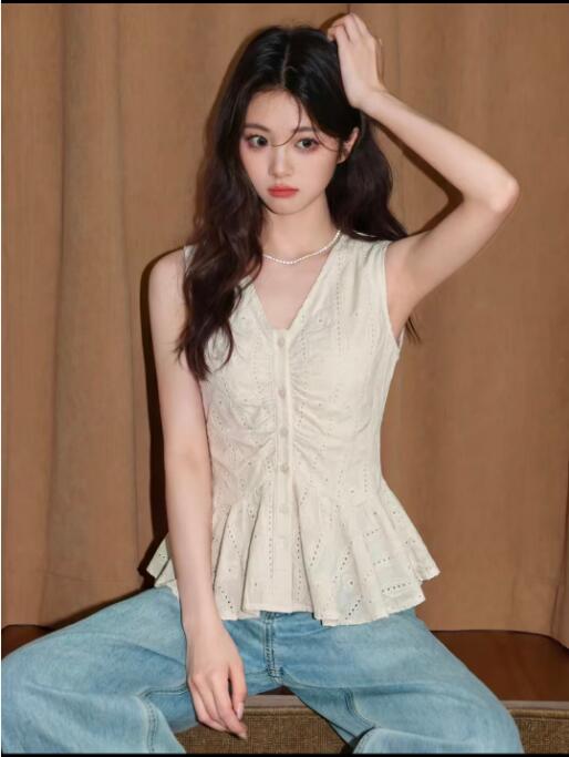 프랑스식 V넥 캐미솔 2026 여름 새로운 홀로우 아웃 디자인 센스 허리 수축 민소매 외출용 쇼트 스타일 맨위