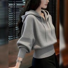 批发红色半拉链连帽套头针织<b class='q'>衫</b>女秋冬季慵懒风老钱风短款收腰毛衣