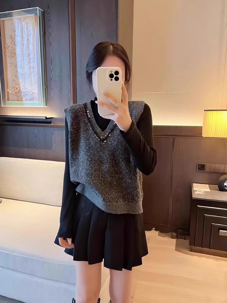 고급 센스 회색 V넥 스팽글 니트 민소매 조끼 여자 2026 이른 가을 새로운 스택 착용 루즈핏 맨위 조끼
