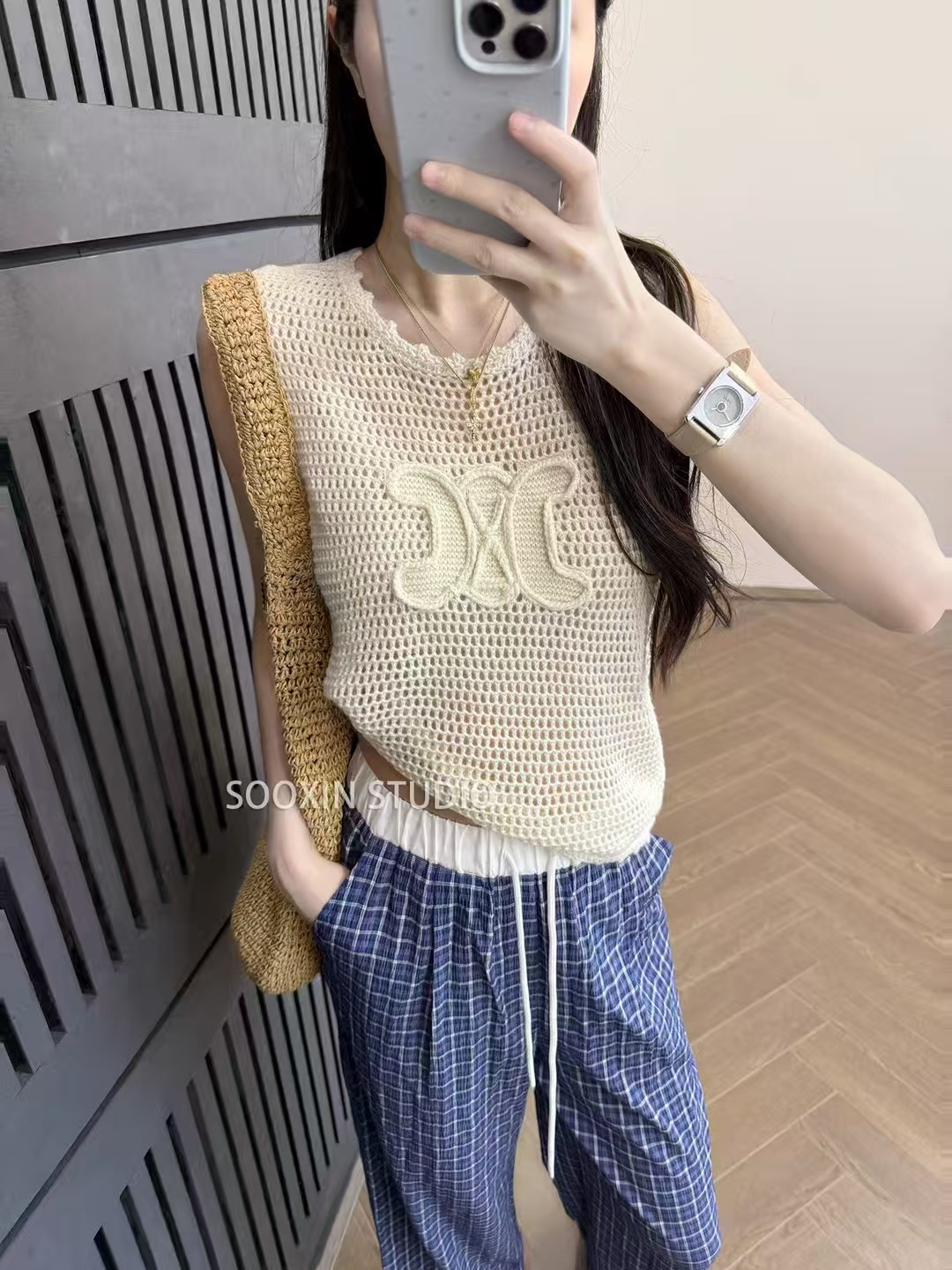 무거운 작업 홀로우 아웃 순수한 손 자수 품격 라운드 넥 민소매 니트 조끼 맨위 스택 착용 티셔츠 여성