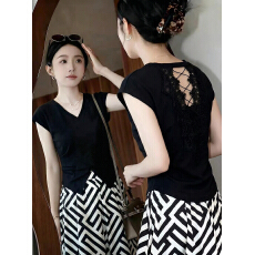 夏季小众黑色后背镂空蕾丝V领短袖T恤女时髦显瘦个性小衫潮