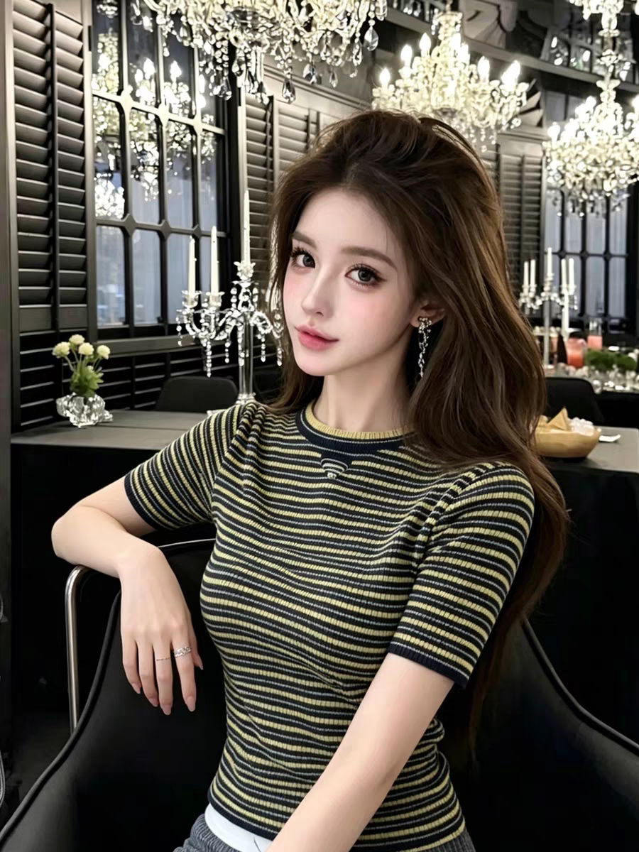 스트라이프 니트 스웨터 여성 여름 새로운 패션 캐주얼 고급 센스 반팔 몸매 가꾸기 슬림해 보이는 라운드 넥 배색 맨위