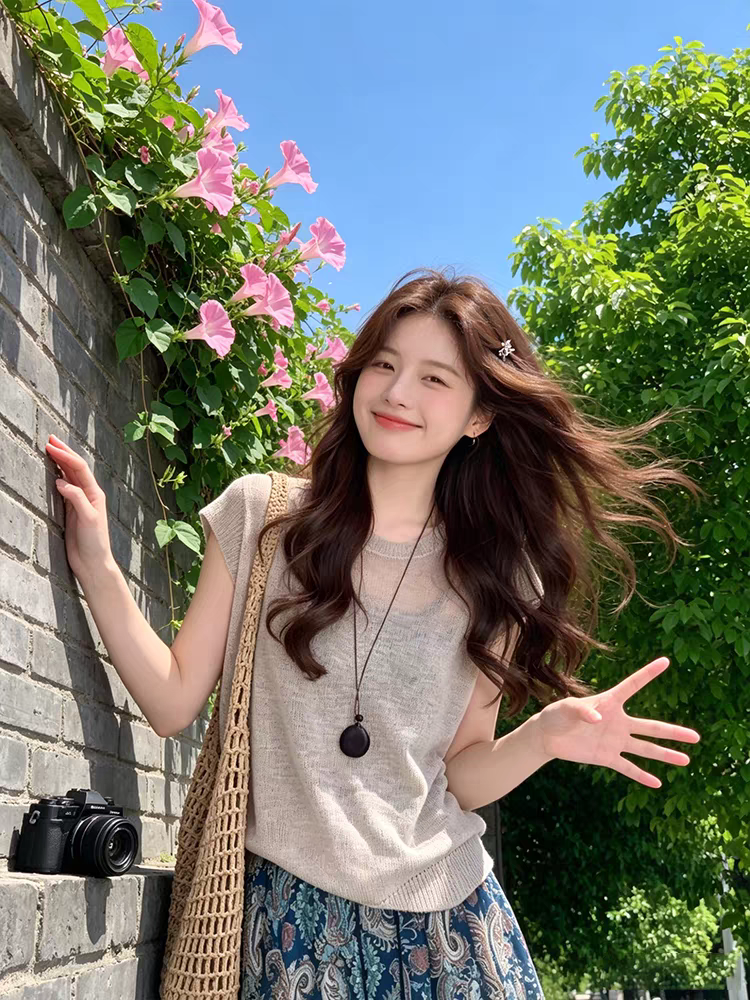 한 부서 미니멀리즘 바람 커피 색상 얼음 실크 작은 날다 소매 짠 셔츠 여성 2026 여름 새로운 얇고 가벼운 통기성 반팔 맨위