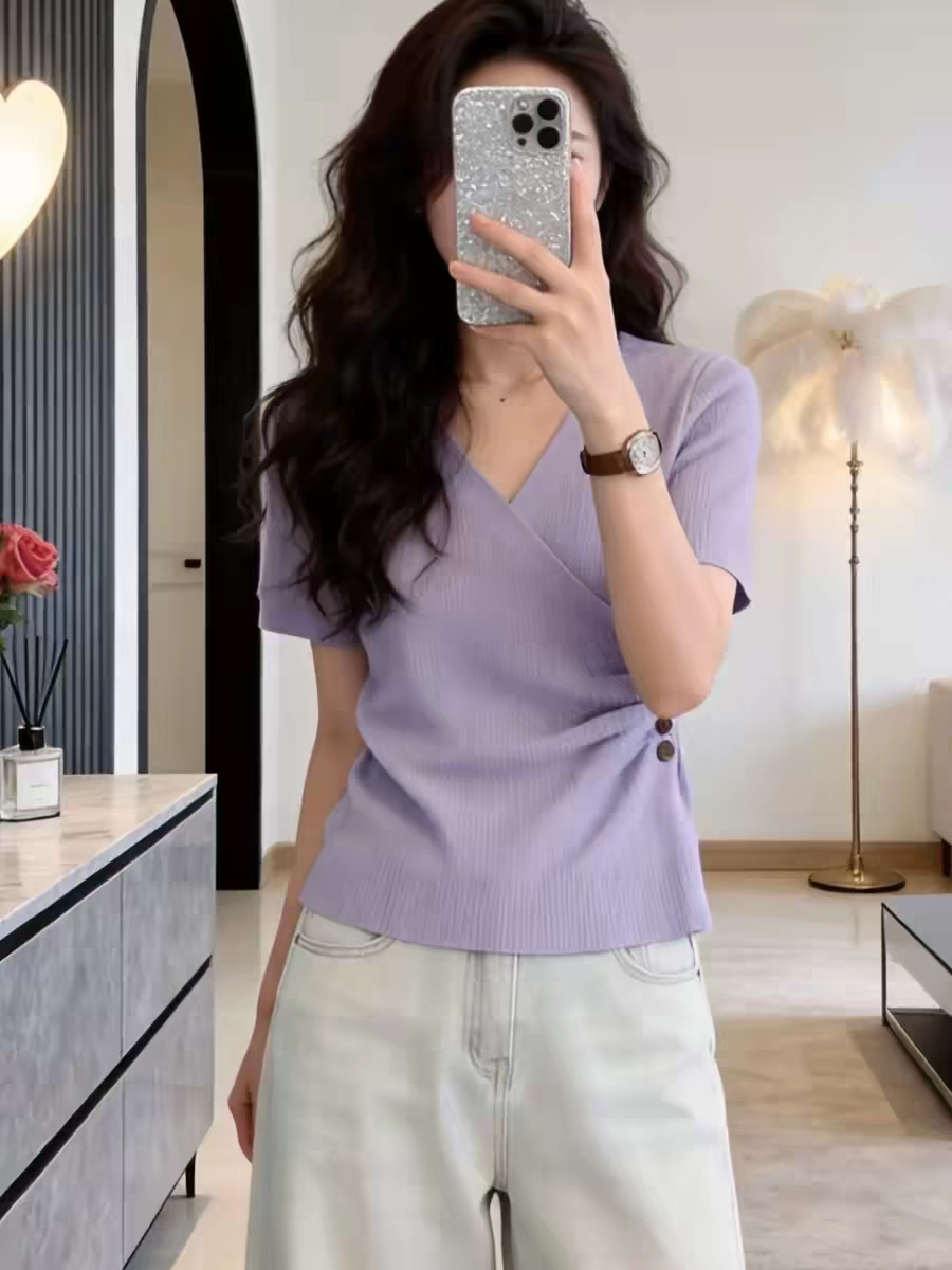 부드러운 바람 보라색 얇은 스타일 몸매 가꾸기 측면 단추 디자인 반팔 티셔츠 맨위 여름 고급 센스 V넥 니트 스웨터