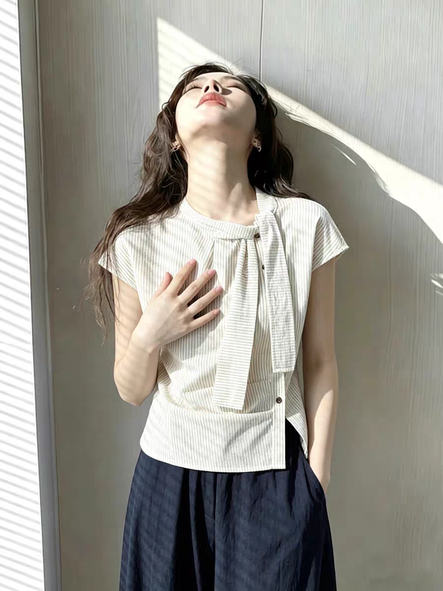 프랑스식 디자인 센스 패션 세로 줄무늬 반팔 여성 셔츠 여름 새로운 비대칭 리본 칼라 심지어 어깨 소매 맨위