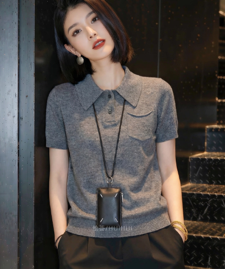 회색 폴로 칼라 티셔츠 여성 2026 여름 새로운 패션 연령 감소 몸매 가꾸기 슬림해 보이는 긍정적 인 어깨 니트 동정 맨위