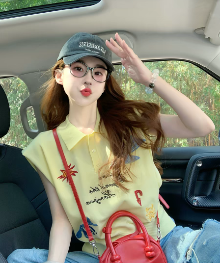 황색 POLO 칼라 자수 민소매 니트 스웨터 여성 2026 새로운 여름 디자인 센스 몸매 가꾸기 슬림해 보이는 반팔 맨위