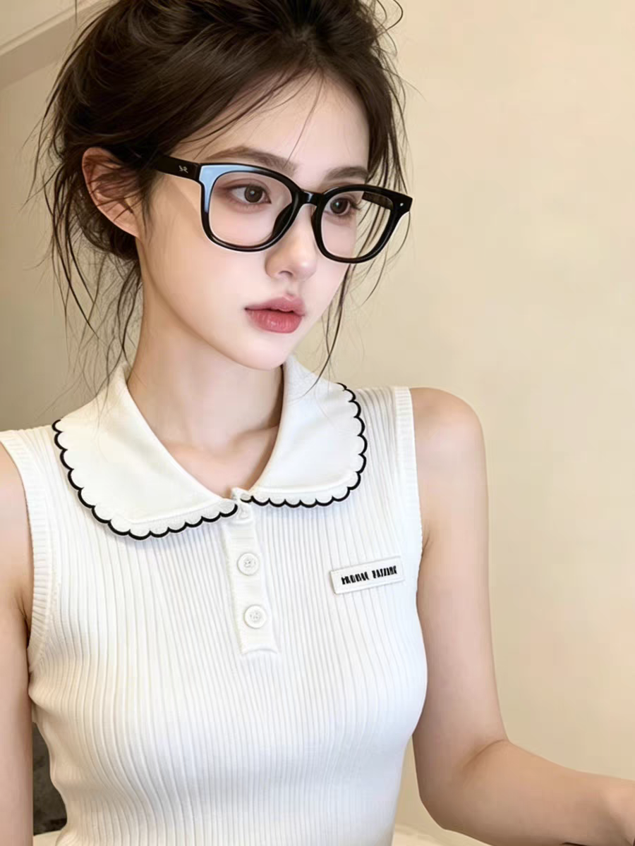 부드러운 바람 베이비 칼라 민소매 니트 조끼 여성 여름 새로운 연령 감소 화이트 단추 장식 달콤한 핫걸 맨위
