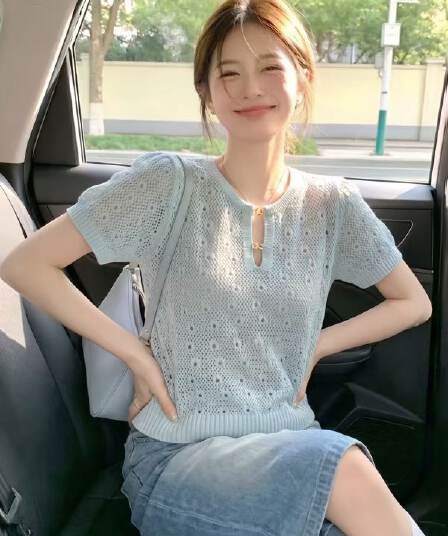 하늘색 홀로우 아웃 니트 반팔 티셔츠 여성 2026 여름 새로운 한 부서 부드러운 바람 몸매 가꾸기 슬림해 보이는 쇼트 스타일 맨위