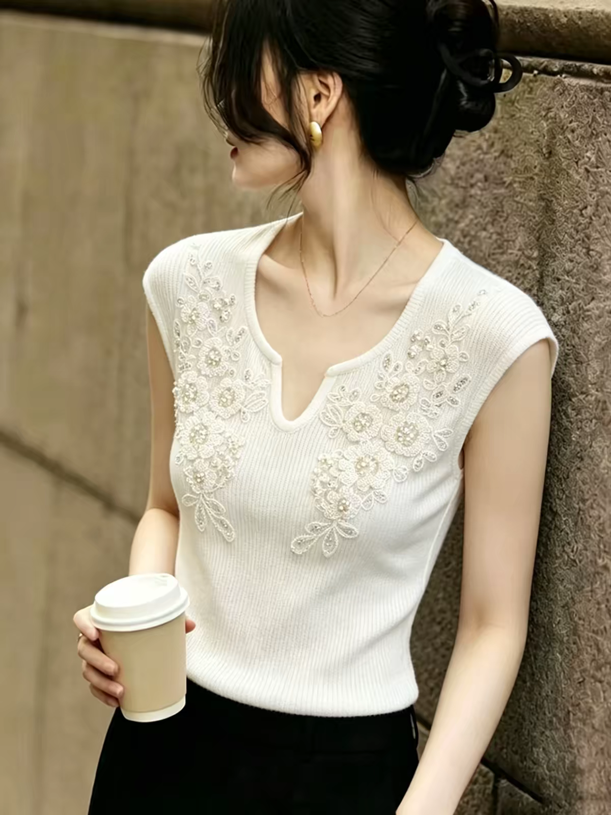 BY27867# 自留款推荐高级感重工钉珠V领针织背心女夏新款时尚减龄气质上衣  服裝批發女裝批發服飾貨源