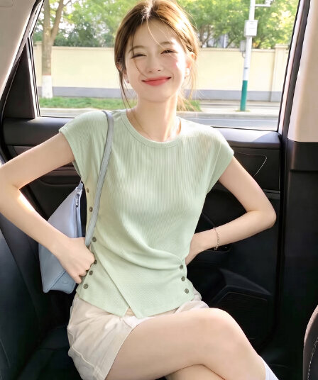 얇은 스타일 라운드 넥 작은 날다 소매 허리 수축 니트 스웨터 여성 십자가 꼬집기 허리 밑단 티셔츠 2026 새로운 여름 얼음 실크 맨위