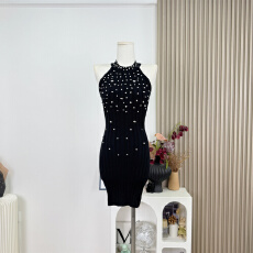 批发灰尘邓邓 针织<b class='q'>挂</b><b class='q'>脖</b><b class='q'>连衣裙</b>2025秋冬新款性感包臀裙法式白色裙子