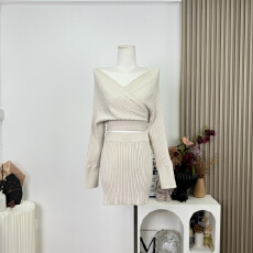 批发Chill巧儿娇<b class='q'>甜美</b>奈子v领一字肩上衣包臀半裙套装