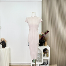 批发Chill巧儿【甜欲陷阱】设计感畔扣收腰纯欲包臀连衣裙