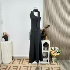 批发titi小姐姐【曲线雕塑】<b class='q'>连衣裙</b>春季挂脖斜肩<b class='q'>修身</b>性感深灰针织长裙