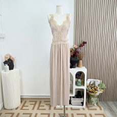 批发Lienni2026春夏新款气质收腰显瘦裸粉刺绣百褶长款<b class='q'>吊带</b>连衣裙女